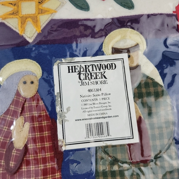 Jim Shore 4003304 Nativity Scene Pillow - Picture 2 of 14